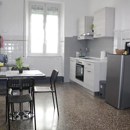 Guest house La Lanterna Di Angelo Rent And Free Parking On The Street Front Genoa